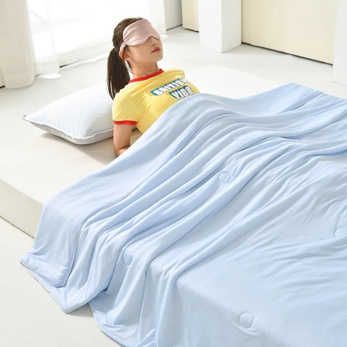 Couette d'été bleu ciel en soie glacée