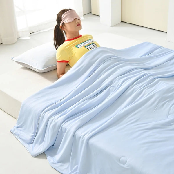 Couette d'été bleu ciel en soie glacée