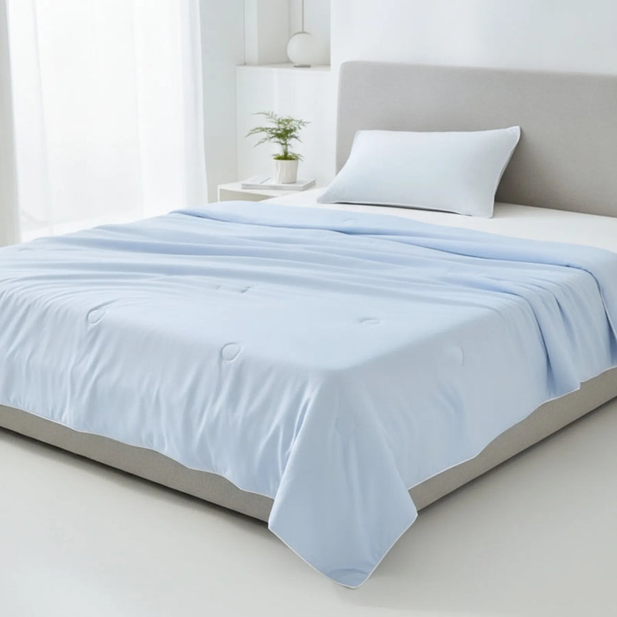 Couette d'été bleu ciel en soie glacée